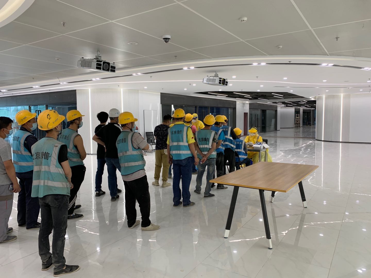 為加強疫情防控工作，公司組織項目部全體員工做核酸檢測